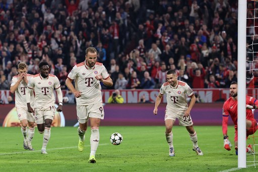 Penyerang Die Roten, Harry Kane, membuat empat gol pada laga tersebut dengan tiga di antaranya datang dari titik penalti.