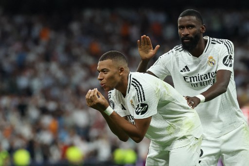 Madrid mampu unggul di awal babak kedua berkat gol Kylian Mbappe memanfaatkan assist Rodrygo. Itu menjadi gol perdana penyerang asal Prancis itu untuk Real Madrid di Liga Champions.