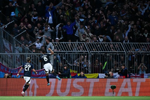 Aston Villa unggul dua gol pada babak pertama melalui Youri Tielemans (27, assist John McGinn) dan Jacob Ramsey (38, assist Ollie Watkins). Anak-anak asuh Unai Emery bisa saja memimpin tiga gol andai gol Ollie Watkins tidak dianulir VAR.
