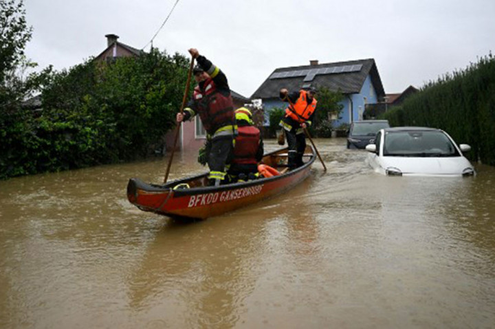 Kanselir Austria Karl Nehammer dilaporkan mengatakan situasi tetap dinyatakan serius akibat hujan deras yang terjadi. Nehammer juga mengumumkan dukungan finansial melalui dana bantuan untuk masyarakat yang terdampak, dengan alokasi sebesar 300 juta euro (sekitar Rp5,1 triliun) untuk tujuan tersebut.