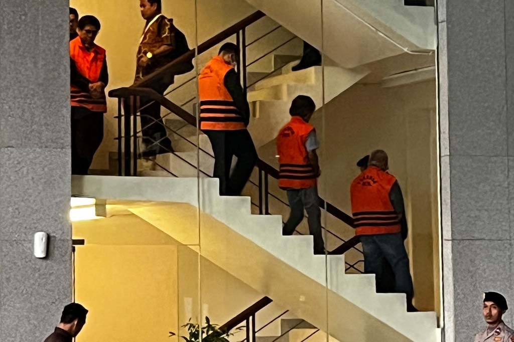 Komisi Pemberantasan Korupsi (KPK) mengumumkan lima tersangka kasus dugaan rasuah pengadaan lahan di Rorotan, Jakarta Utara. Empat orang di antaranya langsung ditahan usai status hukum itu dipublikasikan.