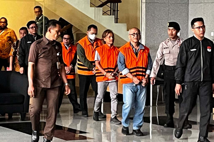 Lima tersangka itu yakni mantan Direktur Utama Perumda Pembangunan Sarana Jaya Yoory Corneles Pinontoan, Direktur Pengembangan Perumda Pembangunan Sarana Jaya Indra S Arharrys, Direktur Utama PT Totalindo Eka Persada Donald Sihombing, Komisaris Totalindo Eka Persada Saut Irianto Rajagukguk, dan Direktur Keuangan Totalindo Eka Persada Eko Wardoyo.