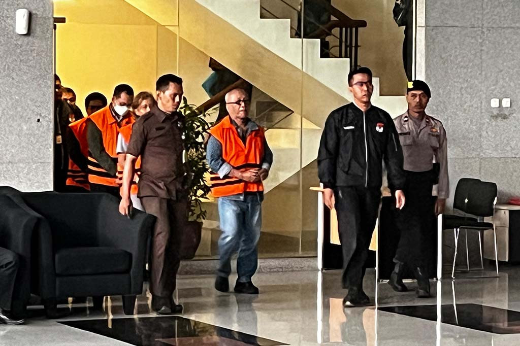 “Setelah adanya kecukupan bukti permulaan pada proses penyidikan, KPK menetapkan dan mengumumkan lima orang sebagai tersangka,” kata Direktur Penyidikan KPK Asep Guntur Rahayu di Gedung Merah Putih KPK, Jakarta Selatan, Rabu, 18 September 2024.