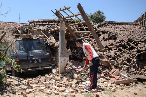 Badan Penanggulangan Bencana Daerah (BPBD) Jawa Barat (Jabar) mencatat sebanyak 700 rumah warga mengalami kerusakan usai gempa berkekuatan magnitudo 5.0 melanda wilayah Kabupaten Bandung Rabu, 18 September 2024 pagi. Gempa juga mengakibatkan puluhan warga luka-luka.