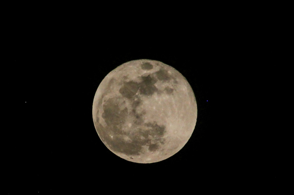 Selain itu, karena posisinya yang rendah di langit saat terbit, bulan akan tampak lebih jingga atau merah muda akibat pembiasan cahaya oleh atmosfer Bumi. Karena bulan berada lebih dekat dengan Bumi, gravitasi bulan menarik air laut lebih kuat, menyebabkan pasang surut air laut yang lebih tinggi dari biasanya.