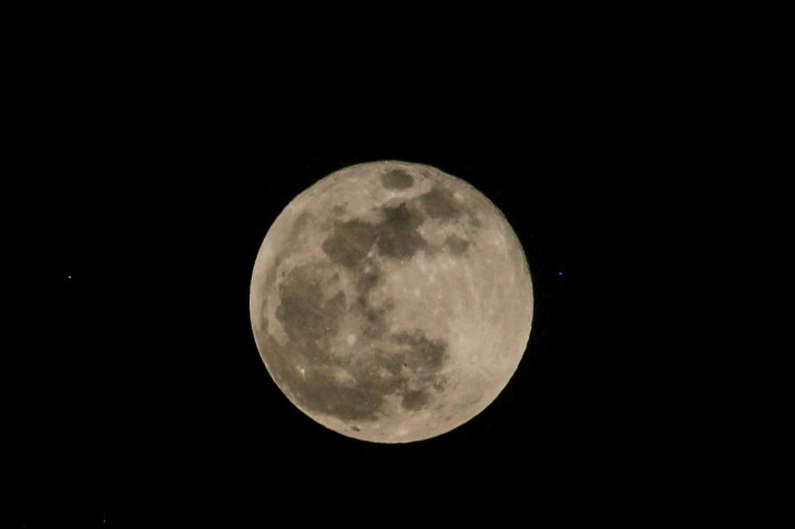 Selain itu, karena posisinya yang rendah di langit saat terbit, bulan akan tampak lebih jingga atau merah muda akibat pembiasan cahaya oleh atmosfer Bumi. Karena bulan berada lebih dekat dengan Bumi, gravitasi bulan menarik air laut lebih kuat, menyebabkan pasang surut air laut yang lebih tinggi dari biasanya.