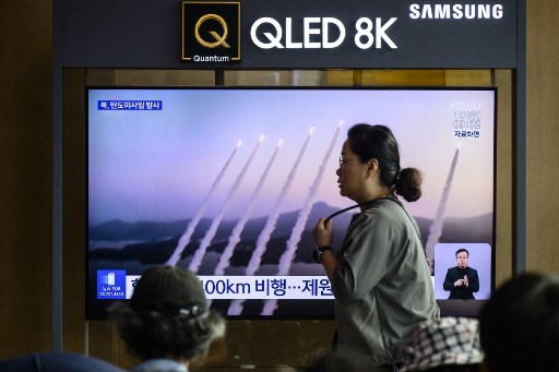 Korea Utara kembali meluncurkan sejumlah rudal balistik jarak pendek ke arah timur laut pada Rabu, 18 September 2024. Peluncuran rudal tersebut meningkatkan ketegangan yang sudah tinggi setelah pengungkapan fasilitas pengayaan uranium Korut pekan lalu.