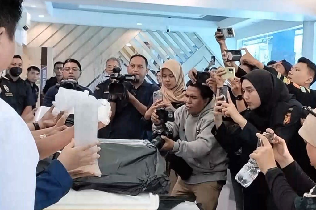 Menurut Pelaksana Harian Kakanwil DJBC Sumatera Bagian Timur, M Lukman, hasil introgasi terhadap kedua pelaku, mereka berdua hanya diberikan upah Rp1 juta untuk mengangkut benur lobster tersebut dari Provinsi Lampung menuju ke daerah perbatasan Provinsi Riau . Mereka mau mengangkut benur tersebut lantaran diinformasikan bahwa barang tersebut adalah rokok.