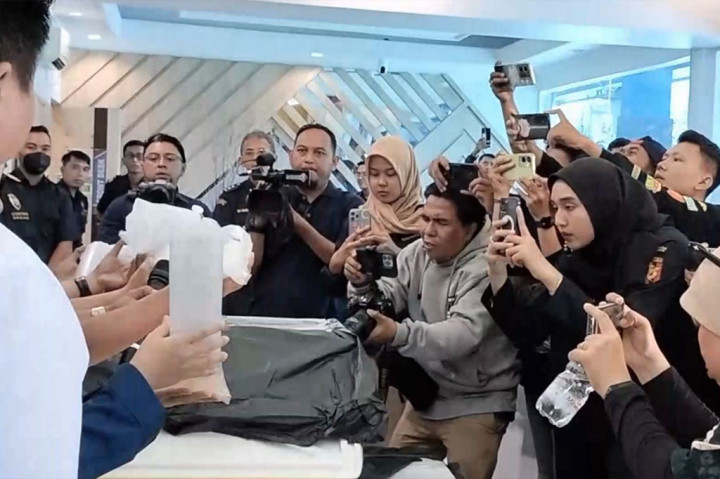 Menurut Pelaksana Harian Kakanwil DJBC Sumatera Bagian Timur, M Lukman, hasil introgasi terhadap kedua pelaku, mereka berdua hanya diberikan upah Rp1 juta untuk mengangkut benur lobster tersebut dari Provinsi Lampung menuju ke daerah perbatasan Provinsi Riau . Mereka mau mengangkut benur tersebut lantaran diinformasikan bahwa barang tersebut adalah rokok.