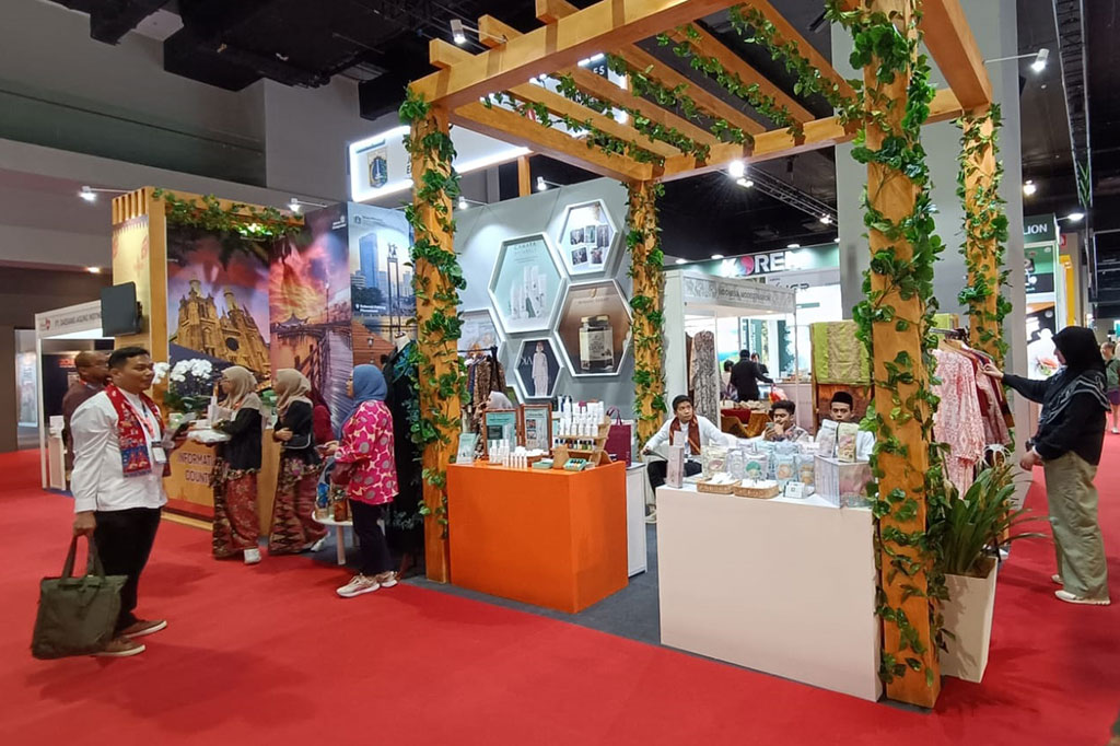 Paviliun Indonesia terdiri dari belasan booth yang menampilkan jajaran produk Tanah Air, mulai dari makanan dan minuman, kosmetik, produk kecantikan, hingga ragam busana.