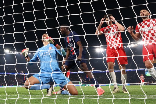 Gol PSG dicetak akibat blunder fatal kiper Girona, Paulo Gazzaniga di akhir babak kedua.