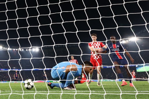 Namun bola yang datang cukup keras dan tangkapan yang kurang sempurna, membuat bola melewati kolong kaki kiper asal Argentina itu.