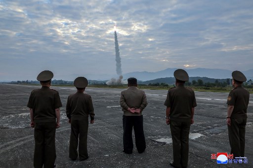 Pemimpin Korea Utara Kim Jong Un, Rabu, 18 September 2024, memimpin uji coba rudal balistik taktis baru menggunakan hulu ledak super besar dan rudal jelajah yang dimodifikasi.