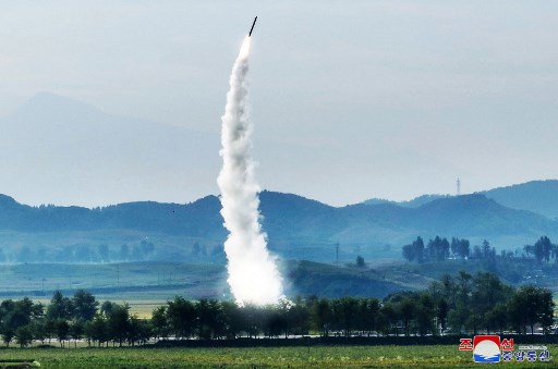 Uji coba hari Rabu melibatkan rudal balistik taktis baru Hwasongpho-11-Da-4.5, kata KCNA, yang mengindikasikan rudal itu merupakan bagian dari serangkaian rudal balistik jarak pendek yang tengah dikembangkan, beberapa di antaranya diyakini telah diekspor ke Rusia.