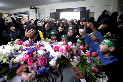 Fatima Abdullah, bocah perempuan berusia delapan tahun, dengan penuh semangat mengulang pelajaran setelah hari pertamanya di sekolah di desa Saraain El Faouqa, Lembah Bekaa, Lebanon. Meskipun negaranya tengah dilanda konflik, ia menyimpan harapan besar untuk tetap mengikuti sekolah di tahun ajaran baru.