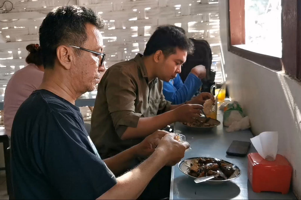 Sulastri mengaku, bumbu khusus rujak kikil didapatkan dari warisan orang tuanya. Dia kemudian meneruskan usaha warung rujak kikil karena usaha kerajinan kulit suaminya tutup. Citarasa khas yang nikmat itu sangat dirasakan setiap pecinta kuliner yang menyantapnya. Maka tidak mengherankan warung rujak kikil ini selalu ramai pengunjung setiap harinya.