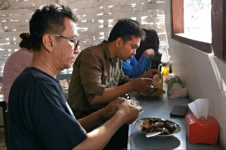 Sulastri mengaku, bumbu khusus rujak kikil didapatkan dari warisan orang tuanya. Dia kemudian meneruskan usaha warung rujak kikil karena usaha kerajinan kulit suaminya tutup. Citarasa khas yang nikmat itu sangat dirasakan setiap pecinta kuliner yang menyantapnya. Maka tidak mengherankan warung rujak kikil ini selalu ramai pengunjung setiap harinya.