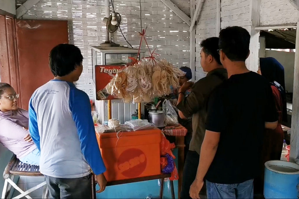 Seperti rujak kikil pada umumnya, bumbu di sini menggunakan kacang tanah, garam, gula jawa, parutan pisang batu, terasi dan juga petis. Namun yang membedakan ada tiga macam petis, yaitu petis biasa, petis udang, dan petis kupang. Tidak hanya berisi kikil sapi, dalam rujak juga berisi tempe, tahu, serta sayuran kangkung dan toge.