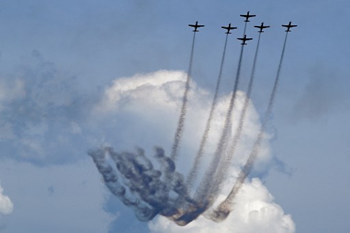 Saat tujuh orang penerbang di pesawat tersebut menampilkan ketangkasannya di udara, para pengunjung Bali International Airshow 2024 yang berlangsung 18-21 September sontak berdiri dan mendekati apron untuk mengabadikan momentum bersejarah itu.