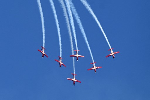 Tim Aerobatik Jupiter TNI AU memukau tamu yang hadir dalam pembukaan Bali International Airshow (BIAS) 2024 melalui aksi manuver-manuver di langit Bandara I Gusti Ngurah Rai.