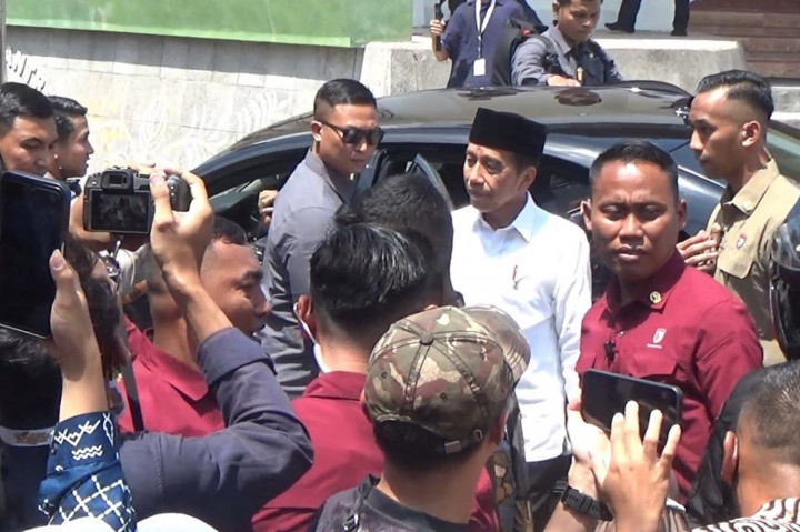 Presiden dan rombongan, tiba di pondok pesantren yang dipimpin Gus Miftah pada pukul 09.30 WIB dan langsung masuk ke tempat pertemuan yang bertajuk Multaqo Presiden dan Ulama Muda.