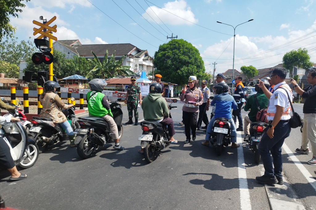 EVP PT KAI Daop 6 Yogyakarta, Bambang Respationo.Kegiatan sosialisasi tersebut mengangkat tema 'Taat Berlalu Lintas Di Perlintasan, Cermin Budaya Bangsa Indonesia Maju'. Kegiatan tersebut dilakukan dalam rangka HUT KAI Ke-79 dan HUT Korlantas Polri Ke-69.