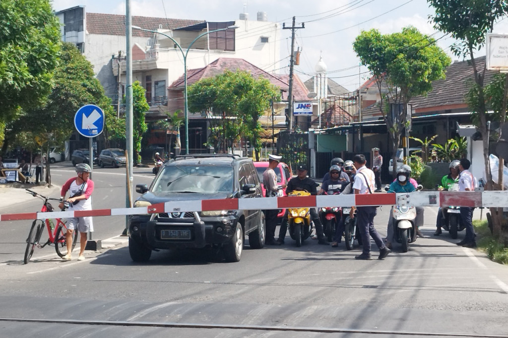PT KAI Daop 6 Yogyakarta bersama dengan Korlantas Polri menyosialisasikan keselamatan dan penindakan pelanggaran lalu lintas di area perlintasan sebidang PJL 739, Jalan HOS Cokroaminoto, Yogyakarta, pada Kamis, 19 September 2024.