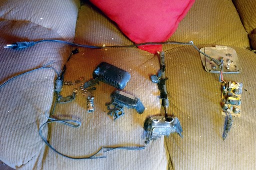 Gambar menunjukkan sisa-sisa perangkat walkie-talkie yang meledak dengan logo Icom di sofa di dalam sebuah rumah di Baalbek, kubu Hizbullah, Lebanon timur, Rabu, 18 September 2024.