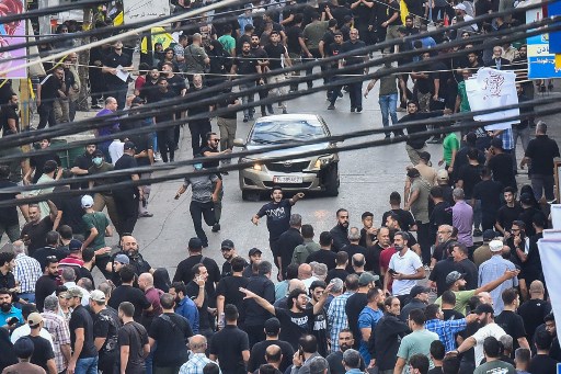 Walkie-talkie, peralatan surya, dan perangkat lainnya tiba-tiba meledak, Rabu, di antaranya di lokasi pemakaman tiga anggota Hezbollah dan seorang anak yang tewas akibat pager yang meledak sehari sebelumnya.