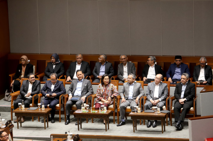 Dalam UU APBN 2025, Pemerintah menetapkan target pendapatan negara sebesar Rp3.005,1 triliun, belanja negara Rp3.621,3 triliun, defisit Rp616,19 triliun dengan keseimbangan primer defisit sebesar Rp63,33
triliun, serta pembiayaan anggaran sebesar Rp616,2 triliun.