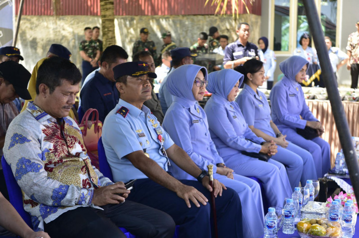 Komandan Pangkalan TNI Angkatan Udara (Lanud) Roesmin Nurjadin, Marsma TNI Feri Yunaldi didampingi Ketua Pia Ardhya Garini Cabang 12/D.I Lanud Roesmin Nurjadin Wiwi Feri Yunaldi dan Ketua DPD REI Provinsi Riau, secara resmi menyerahkan pembangunan rumah kepada Bapak Gazali Zainun alias Ujang.