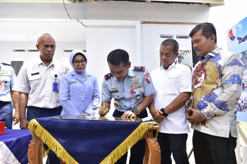 Gazali, yang telah bekerja sebagai tenaga honorer di RSAU dr. Sukirman selama lebih dari 19 tahun. Pemberian bantuan ini sebagai bagian dari rangkaian peringatan HUT ke-79 TNI.