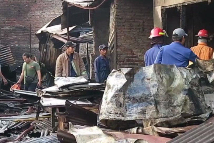 Kebakaran Pasar Sepanjang di Kecamatan Taman Kabupaten Sidoarjo, menghanguskan 10 kios pedagang dan satu rumah warga, Kamis, 19 September 2024. Tujuh unit mobil Damkar diturunkan ke lokasi untuk menjinakkan api.