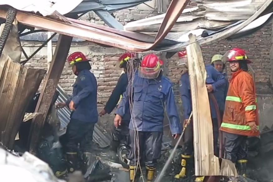 Berdasarkan keterangan saksi mata, api pertama kali muncul dari kios penggilingan daging, yang terletak di tengah pasar. Api kemudian menyambar menghanguskan 10 kios di sekitarnya.