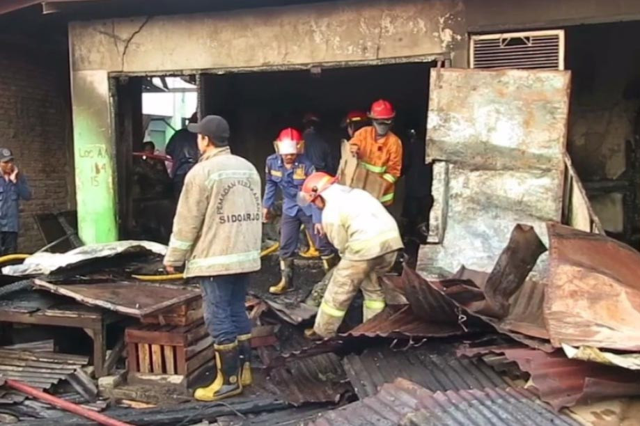 Bahkan api juga menghanguskan sebuah rumah yang terletak berdekatan dengan pasar. Tujuh unit mobil damkar diturunkan ke lokasi untuk menjinakkan api.