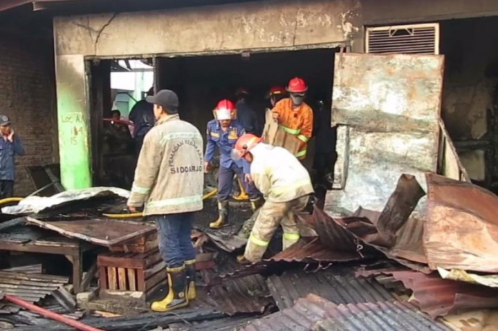 Bahkan api juga menghanguskan sebuah rumah yang terletak berdekatan dengan pasar. Tujuh unit mobil damkar diturunkan ke lokasi untuk menjinakkan api.