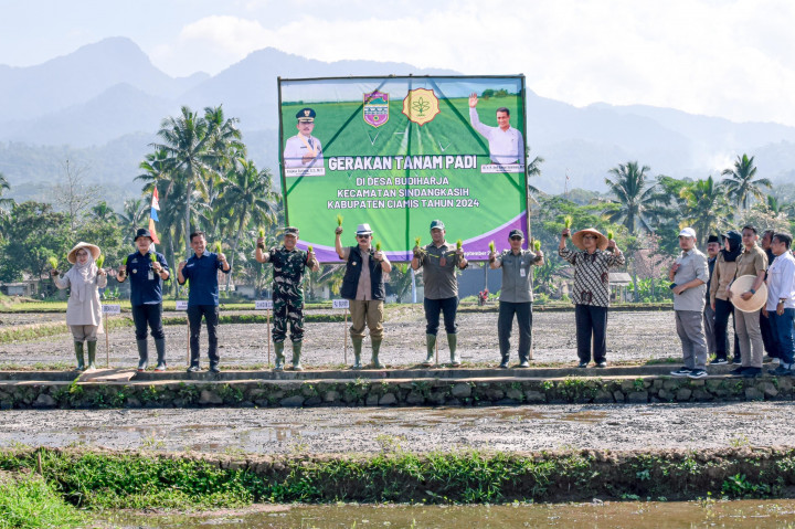 Penjabat (Pj) Bupati Ciamis, Engkus Sutisna mengatakan, dalam mendukung pencapaian target swasembada pangan serta antisipasi darurat pangan di tengah isu perubahan iklim melakukan gerakan tanam padi bersama Kelompok Tani Taniharja II. Namun, gerakan yang dilakukan untuk meningkatkan produksi dan produktivitas, mendukung pencapaian target swasembada pangan.