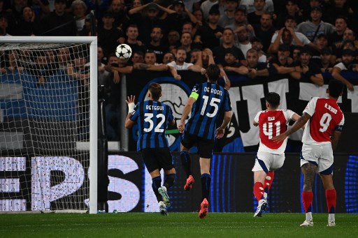 Dia menepis tendangan penalti Retegui. Raya juga memblok sundulan Retegui di garis gawang yang memanfaatkan bola rebound dari penalti.