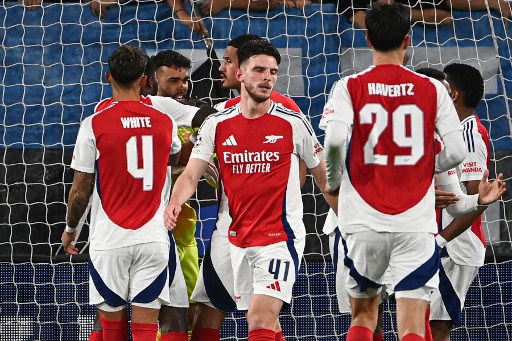 David Raya menjadi pahlawan timnya berkat penyelamatan cemerlangnya. Sang kiper melakukan penyelamatan ganda yang luar biasa.