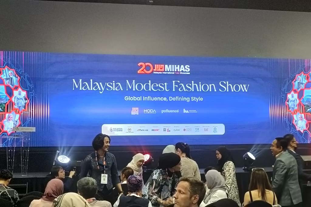 Koleksi busana hasil karya desainer dari sejumlah negara ditampilkan dalam acara pagelaran busana Malaysia Modest Fashion Show di Kuala Lumpur, Malaysia pada Kamis, 19 September 2024.