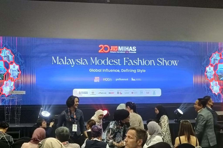 Koleksi busana hasil karya desainer dari sejumlah negara ditampilkan dalam acara pagelaran busana Malaysia Modest Fashion Show di Kuala Lumpur, Malaysia pada Kamis, 19 September 2024.