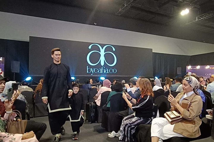 Sesuai namanya, Malaysia Modest Fashion Show menampilkan deretan busana ‘sopan’ yang berkaitan dengan produk halal.