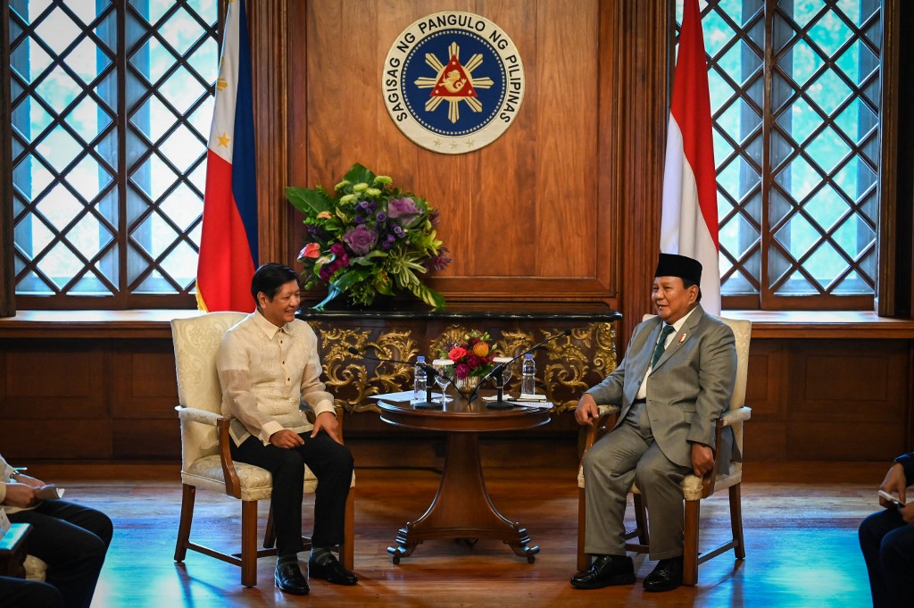 Menhan Prabowo tiba di Villamor Air Base, Manila pada hari Kamis, 19 September 2024 sekitar pukul 19.00 waktu setempat. Kedatangan Menhan Prabowo disambut dengan upacara jajar kehormatan dan diterima oleh Komandan Instalasi Udara dan Komando Pengembangan Pangkalan Angkatan Udara Filipina, MGEN Pablo Rustia.