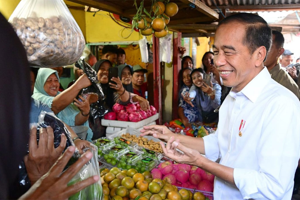 Saat ditanya, apakah kunjungannya juga bagian dari pamitan sebelum menyelesaikan masa tugasnya, Jokowi menjawab dengan bercanda bahwa kunjungannya tersebut untuk mengecek harga bahan pokok. 