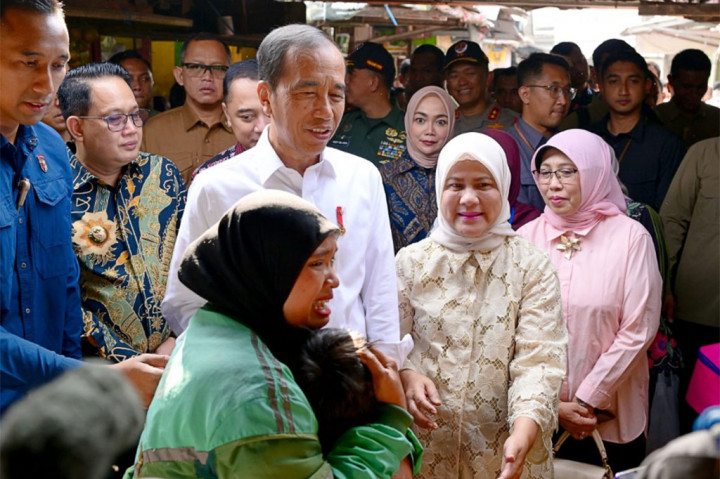 Di tempat yang sama, Yuli, seorang pengemudi ojek daring juga terlihat tak kuasa menahan air matanya setelah bisa berfoto dengan Presiden Jokowi. 