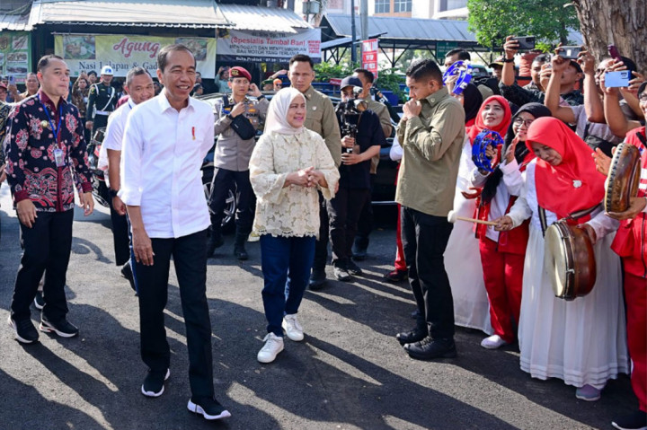 Presiden Joko Widodo didampingi Ibu Iriana Joko Widodo blusukan ke Pasar Dukuh Kupang, Kota Surabaya, Provinsi Jawa Timur, Jumat, 20 September 2024, untuk mengecek harga kebutuhan pokok dan berinteraksi dengan pedagang serta masyarakat.