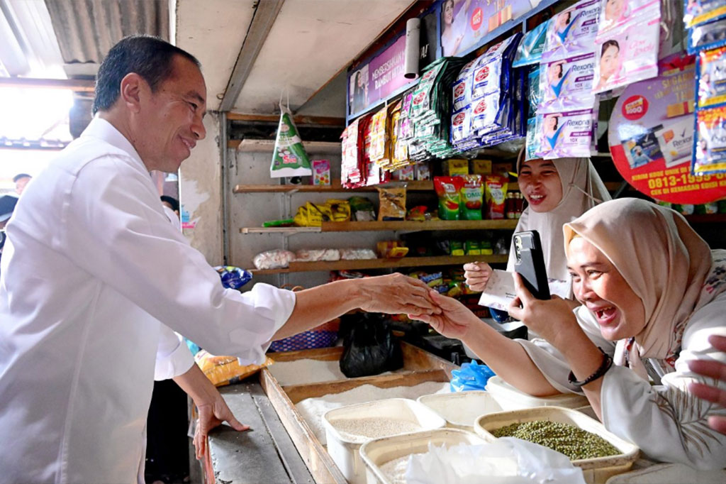 Sari, seorang pedagang yang berjualan bahan pokok juga sempat berbincang dengan Presiden Jokowi. Ia menyebut bahwa Presiden bertanya terkait harga sejumlah bahan pokok. 
