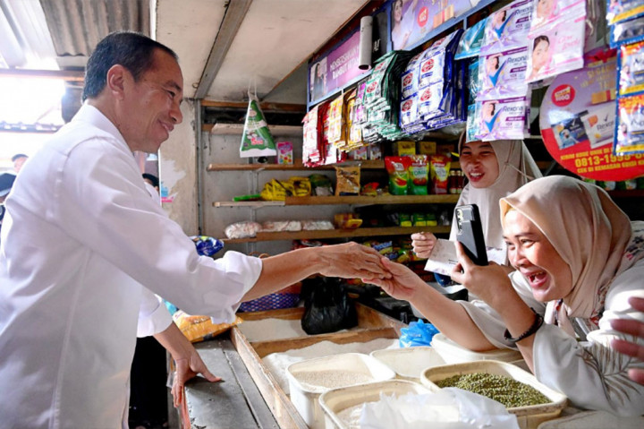 Sari, seorang pedagang yang berjualan bahan pokok juga sempat berbincang dengan Presiden Jokowi. Ia menyebut bahwa Presiden bertanya terkait harga sejumlah bahan pokok. 