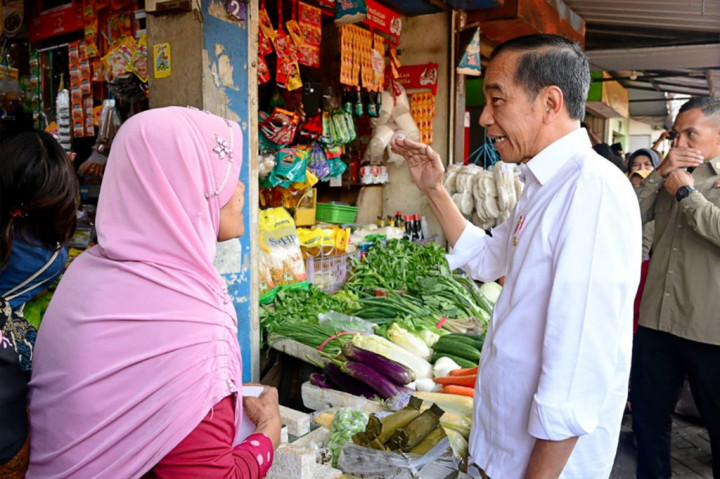 Tak hanya pedagang yang merasa beruntung, beberapa pengunjung pasar juga mendapatkan momen tak terlupakan. Sudarmi, mengaku tidak bisa menyembunyikan rasa haru setelah bersalaman dengan Presiden Jokowi dan Ibu Iriana.
