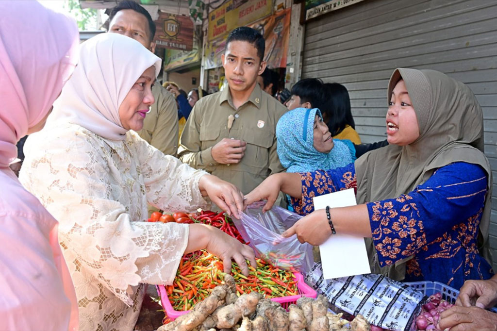 Selain pengecekan harga, Ibu Iriana juga ikut berbelanja di beberapa lapak pedagang. Ria, salah satu pedagang cabai, bawang merah, dan jahe, merasa senang dan terkejut ketika Ibu Iriana mendatangi lapaknya. “Alhamdulillah senang, tidak nyangka kedatangan Pak Jokowi sama Ibu Iriana. Saya jualan, Ibu (Iriana) tadi beli cabai, bawang merah, sama jahe,” ucapnya.